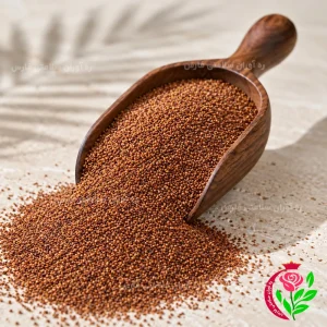 دانه‌های ریز خاکشیر در کنار پیمانه چوبی – تصویر محصول خاکشیر